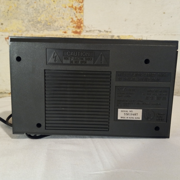 Emerson RK4000 Under Cabinet Mount AM/FM/ Timer / Alarm Clock Radio - Picture 6 of 12
